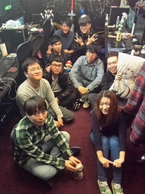 喂喂左后方那位大兄弟，干嘛摸别人帅哥嘛……