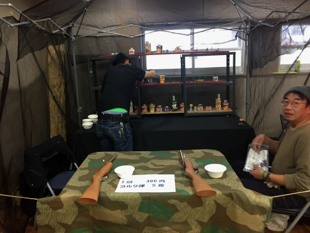 在五楼展厅的一角居然还有一个射击摊