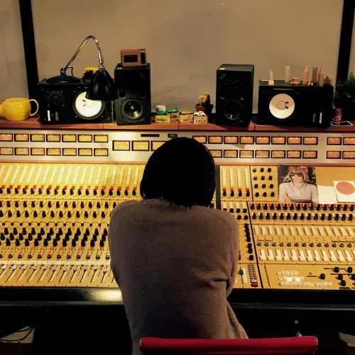 一张照片：Jonny 在 Strangroom Studios 的二号工作室中，很有可能是在 A Moon Shaped Pool 的混音期间拍摄的，AE1监听音箱依旧放在一对 NS10m 的两侧，并放在传说级黄色 Dalcon 混音台上方（nigelgod）。