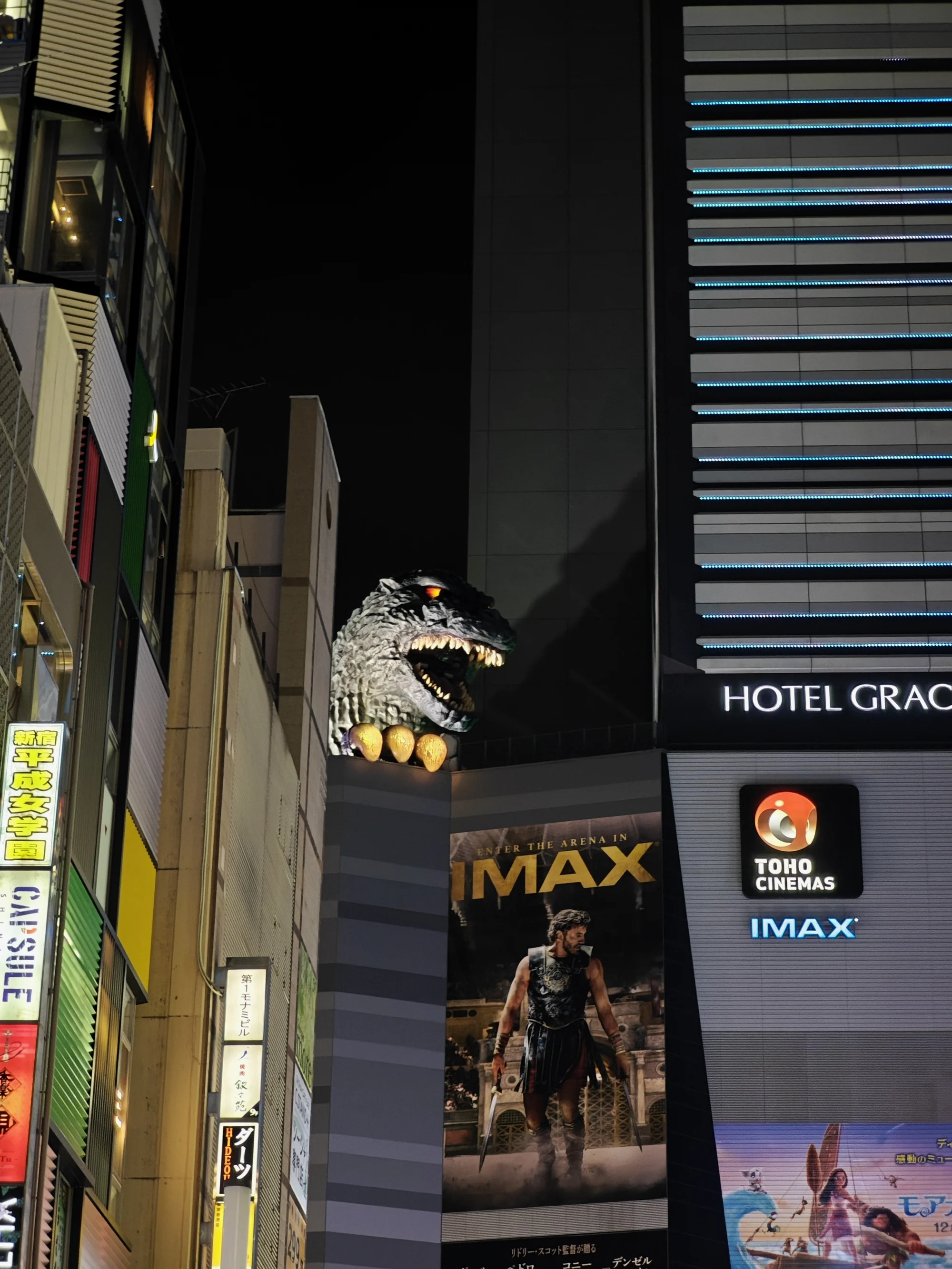 新宿地区附近著名的哥斯拉雕像