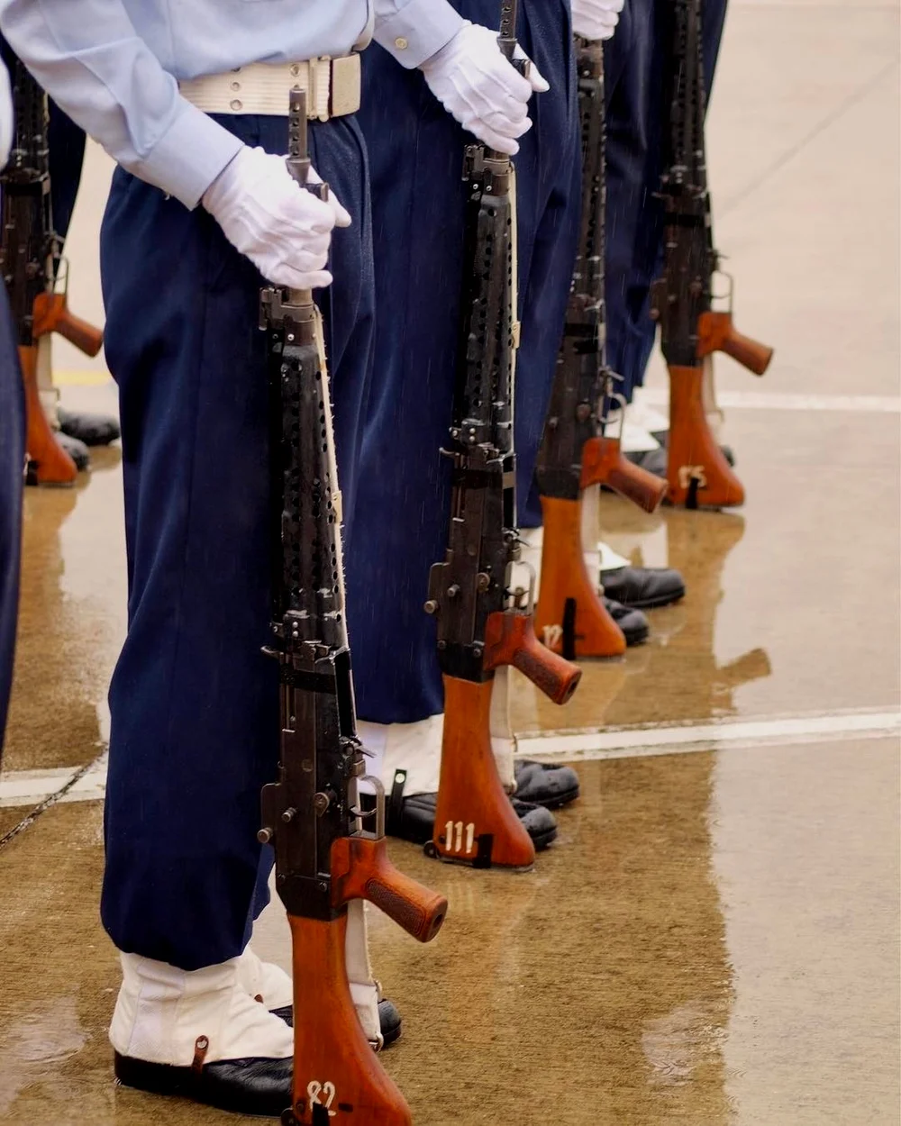 航空学校的学生手持64式自动步枪，学校与仪仗是该枪目前使用最多地方
