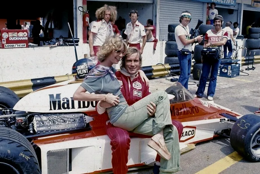 迈凯伦在70年代为数不多的亮点：1976年詹姆斯亨特依靠超神发挥，劳达因意外烧伤缺席数场的情况下，最终以领先1分劳达的成绩获得车手冠军。