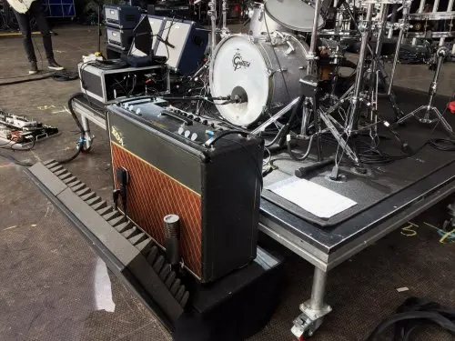 一张照片：Thom 的“倒置”AC30，摄自 Radiohead 2017巡演（Aston Microphones 摄）。这台音箱被放在特制的平台上，前面还放了块声学/制音泡沫。Thom 在所有 Radiohead 2017和2018表演上都使用了这套设备（包括他在用浅黄色 AC30的时候）。这制音泡沫也让 Thom 可以把音箱开得非常大。通常音箱后面还会有一块泡沫，用来防止声音窜到鼓那里。