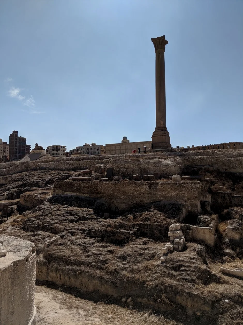 下边的废墟是塞拉比斯神庙的遗址