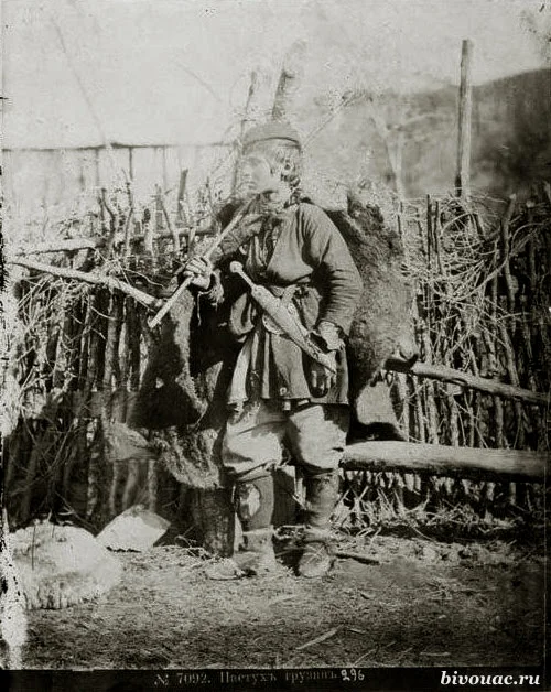 这是一名格鲁吉亚牧羊男孩，从照片显示这个男孩非常贫穷，然而在他的腰带上，却佩戴着一把完全不适合儿童使用的短剑，这表明他已经是一名男子汉了，注意这种短剑被称为“奇所斯奇短剑”（这是俄语音译格鲁吉亚语），拍摄时间为二十世纪初。