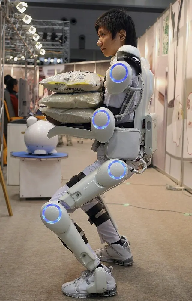 日本生产的HAL外骨骼，用于医疗护理、建筑施工等领域