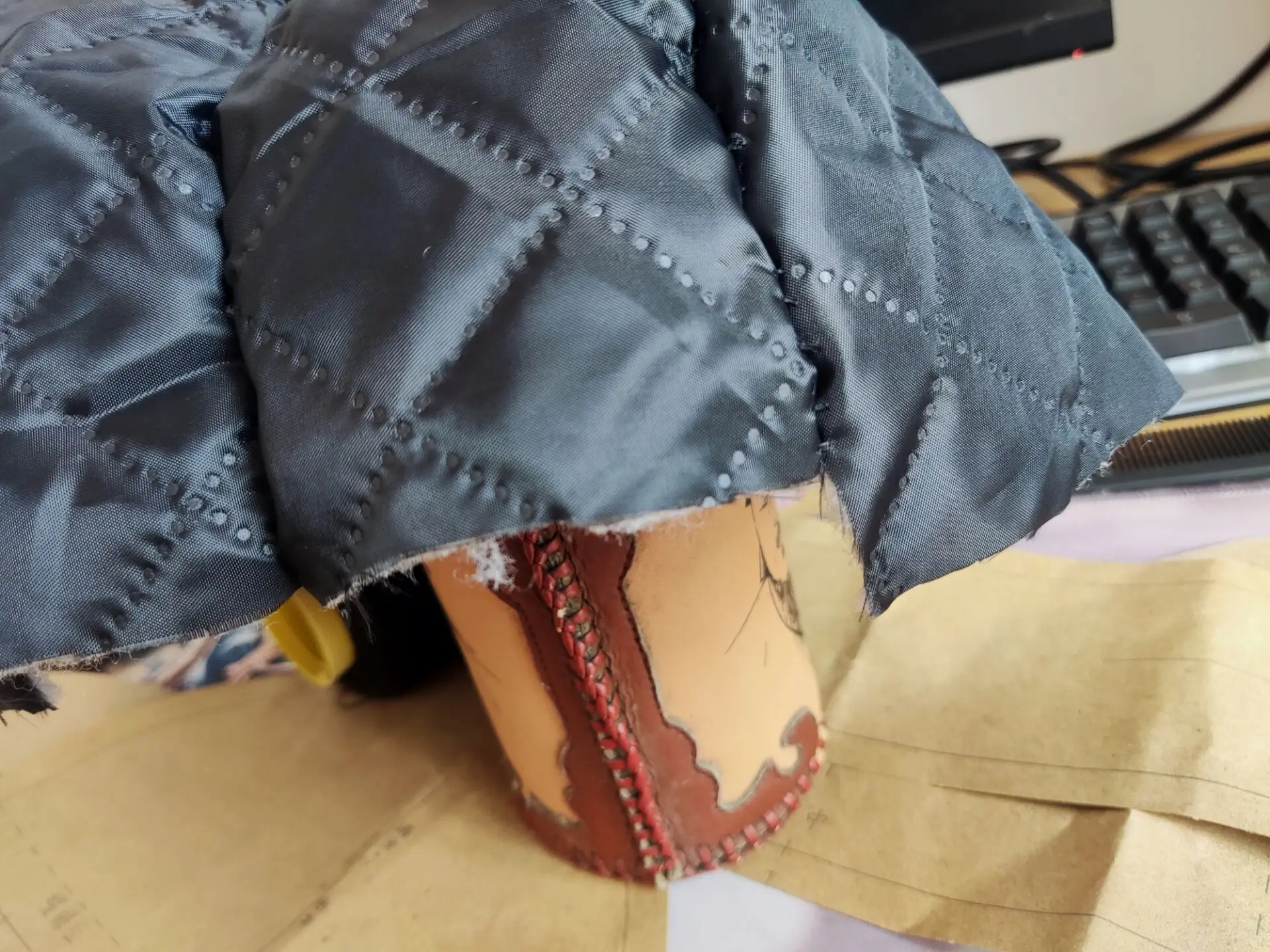 这就是没仔细研究纸样的后果，没有按照该缝的那条线去缝，尺寸就错了，只能拆了重新做