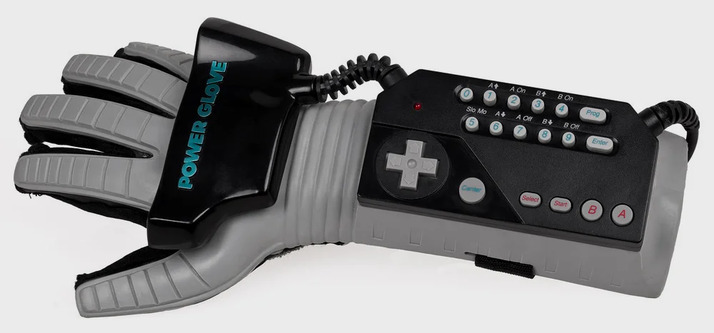 同样是1989年 任天堂出品的炫酷游戏控制器POWER GLOVER 但我觉得这个恐怕真的只是外形比较酷而已 因为适配的游戏没几个