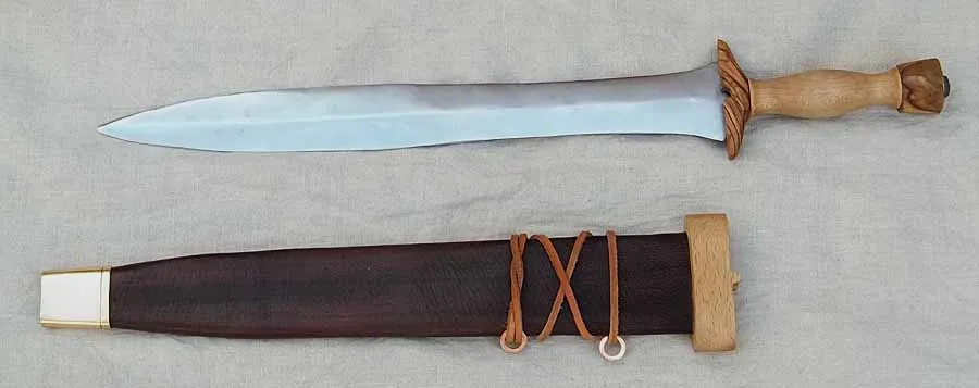 现代人复原的古希腊剑，由于铁器很容易腐烂，对于古希腊铁剑的了解极为有限，远不如更早以前青铜时代的剑。这把剑有着木制剑柄，没有剑格，可以灵活地运作