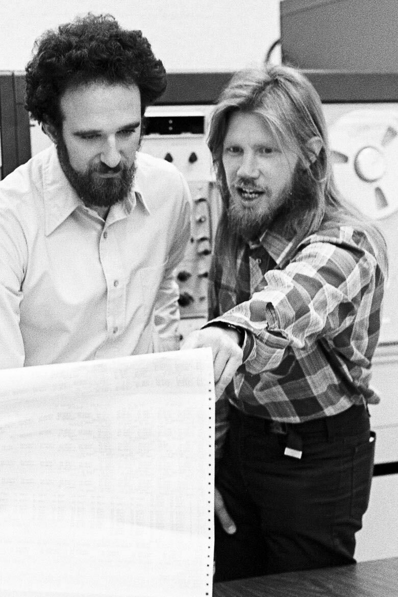 Whitfield Diffie（右）和 Martin Hellman（左），照片摄于1977年