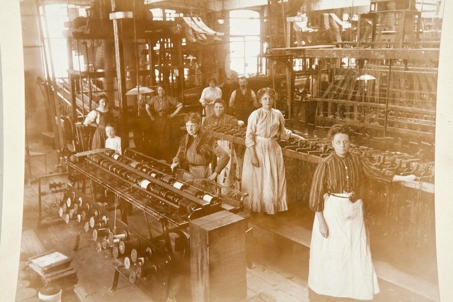 1910年左右，曼彻斯特的Mount Street Mill工人使用雅卡尔织机编织图案座椅套
科学博物馆集团收藏