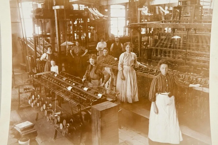 1910年左右，曼彻斯特的Mount Street Mill工人使用雅卡尔织机编织图案座椅套
科学博物馆集团收藏