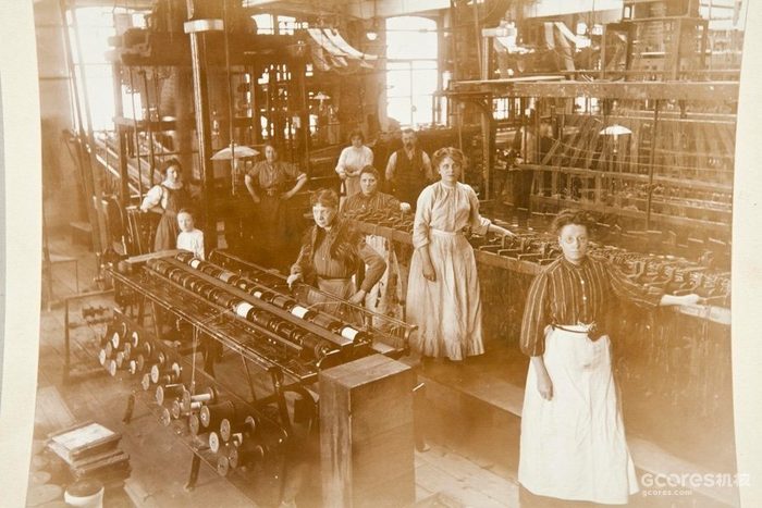 1910年左右,曼彻斯特的Mount Street Mill工人使用雅卡尔织机编织图案座椅套
科学博物馆集团收藏
