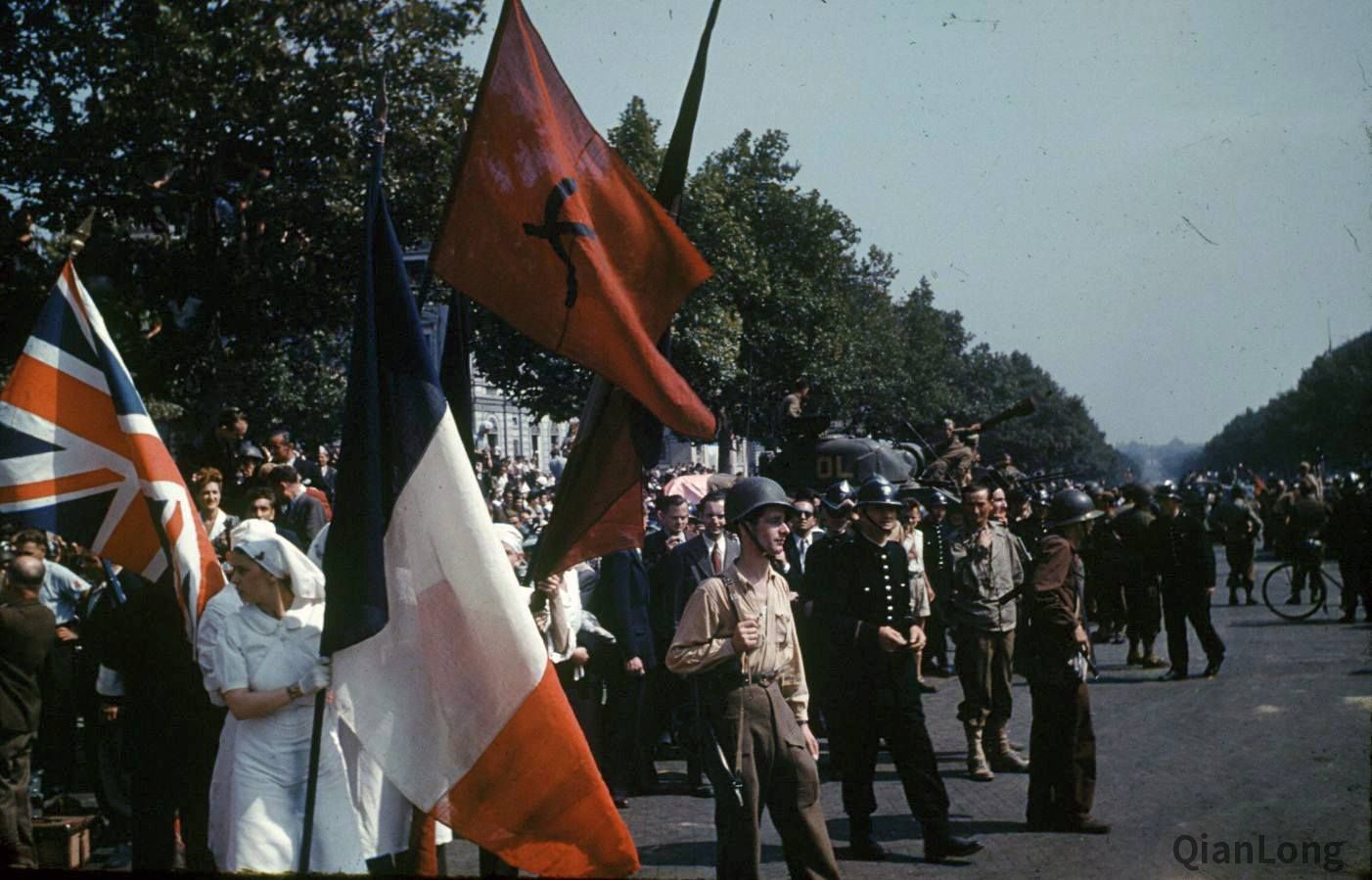 在寻找盟军解放巴黎的照片时，我发现了这张能看到法国共产党旗帜的照片