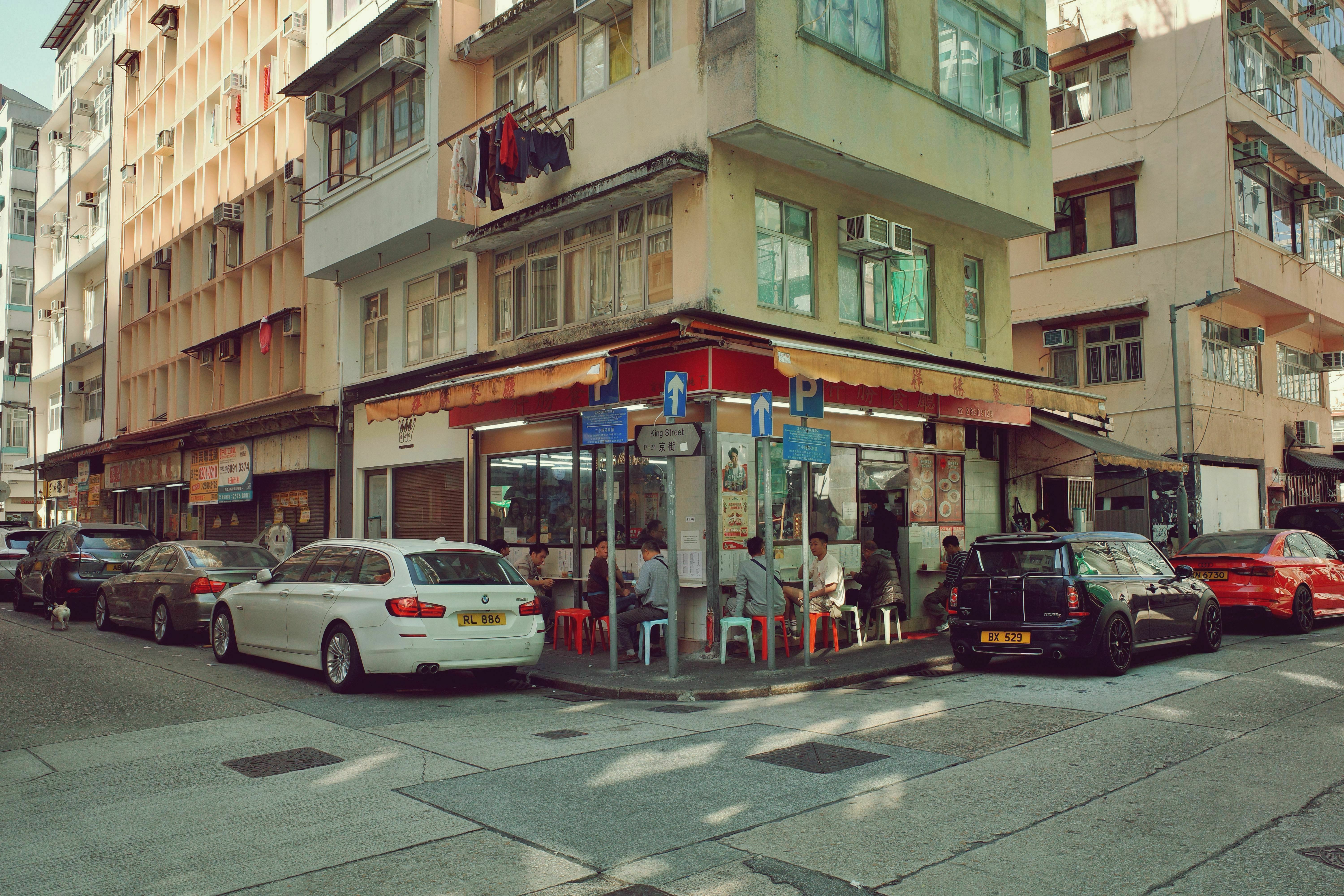 正值中午放饭时间，街上的一些餐厅挤满了用餐的食客，其中不乏地盘工人，可见这里的餐饮价格依然相对亲民。但与过去相比，开门营业的餐厅数量少了许多，客流量似乎也显得冷清了些。我在这片“另一个大坑”中穿街过巷，走走停停，试图寻找一些旧日的痕迹。
