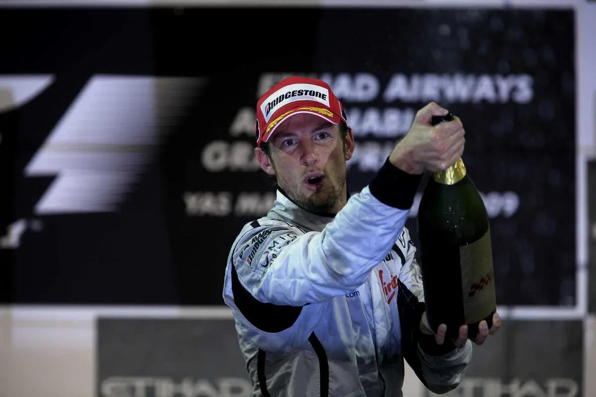 已在F1征战9年的简森·巴顿终于圆了冠军梦。
