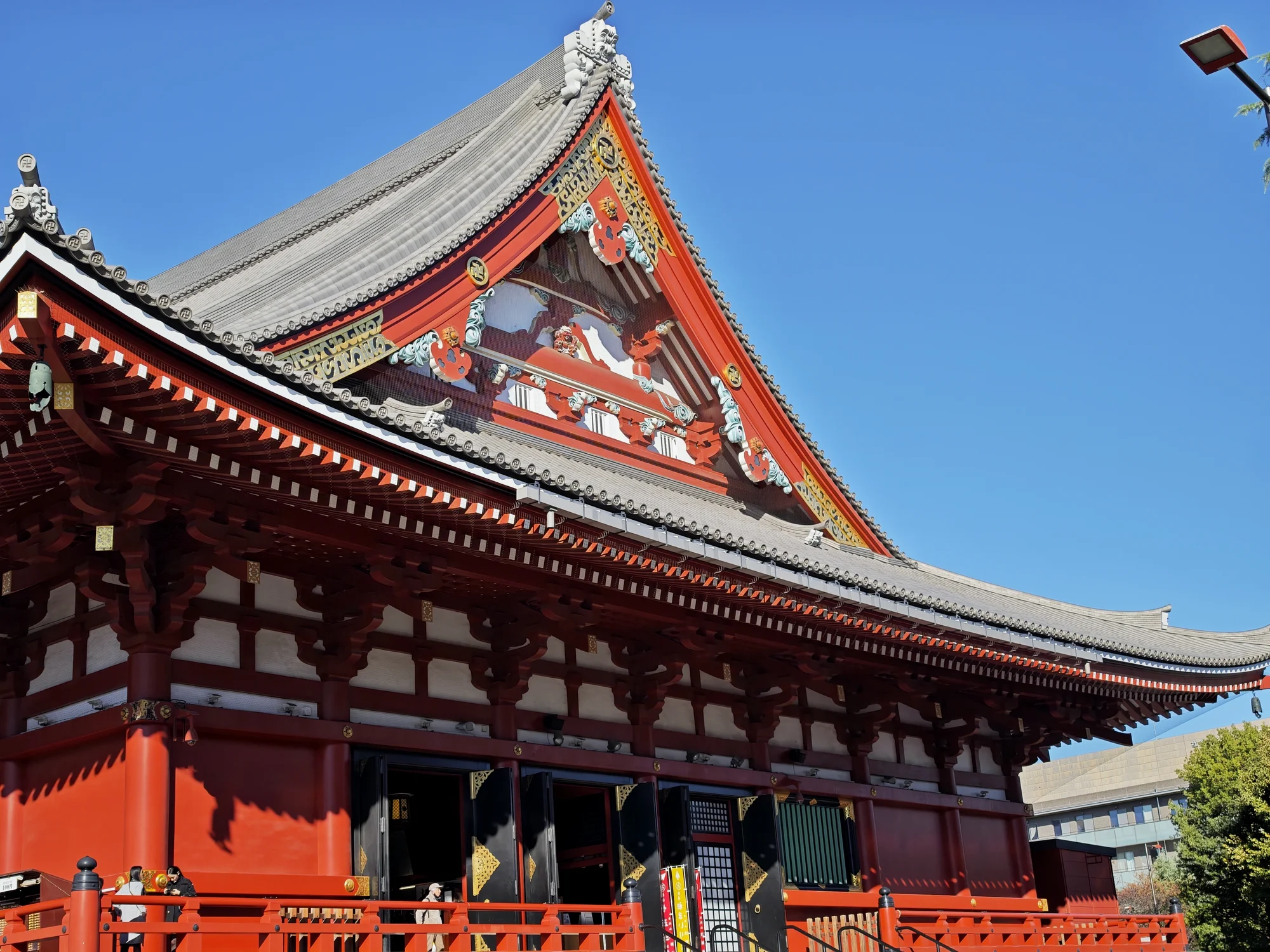 正殿侧面入母屋造屋顶