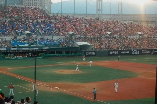 韩国为高中棒球、大学棒球、社会业余棒球专门建设的木洞棒球场内景，该球场一度被职业球队借用，现已归还业余球界