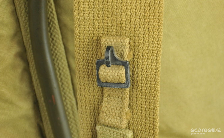 左侧肩带的挂钩，配合步枪捆带使用
