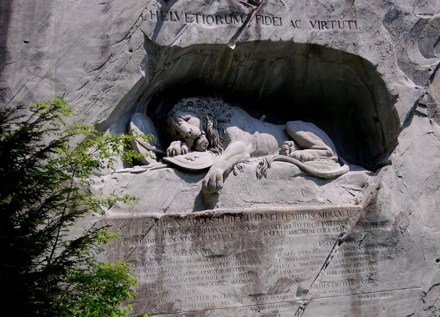 瑞士卢塞恩的垂死的狮子石雕，纪念在法国大革命中受难的瑞士卫队，怀念他们的勇气和忠诚
