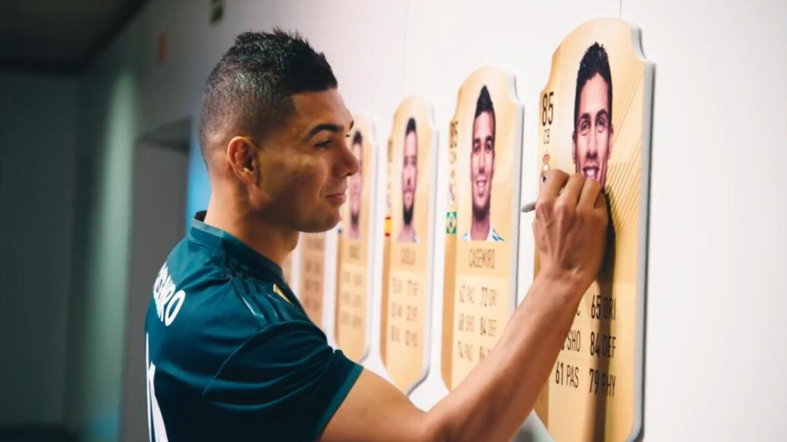 Fifa 19 公布最新宣传片 众多球星真人出镜 好像对自己的能力值不满意 机核gcores