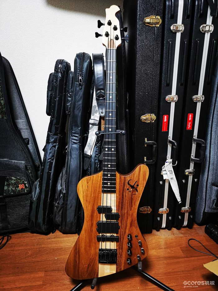 琴型:D.S. Bird 穿体琴身
弦长:864mm
琴颈:三拼虎纹硬枫木 C型
指板:3A乌木
琴体:柚木
琴颈拾音器:DELANO-PC4 HE/M2
中间拾音器:DELANO-MC4 HE/M2
琴桥拾音器:DELANO-JC4 HE/M2
颜色:原木色
漆面:油浸+蜂蜡
卷线器:SCHALLER-Da Vinci Bass
琴桥:SCHALLER-3 D4BL
电路前级:DELANO-SONAR 3MS
控制器旋钮: Tre 5kHz ±18db/Mid 300Hz.500Hz.800Hz ±14db/Bass 45Hz ±16db/Neck Vol/Mid Vol/Birdge Vol/Master Tone(passive)/Mini swtich passive/active