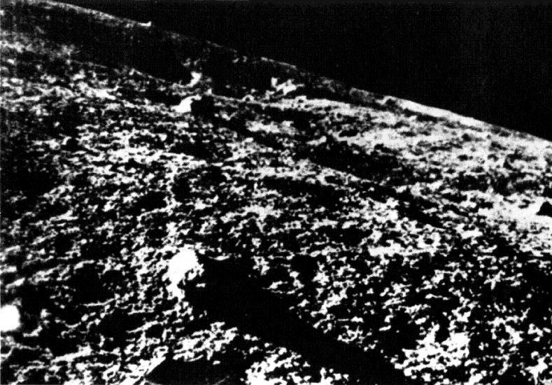 月球9号首次发回了在月球表面拍摄的月面风光