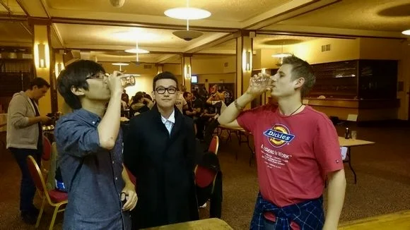 队内拼酒之雄子君与卢爱民