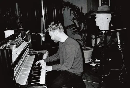 Thom 在  In Rainbows 录音期间[1]于10或11月，在 Halswell House 的  “Banquetting Hall” 弹琴。你可以看到 Nigel 的 Neumann/Gefell CMV-563、一个人头麦克风以及一支 Neumann U47。