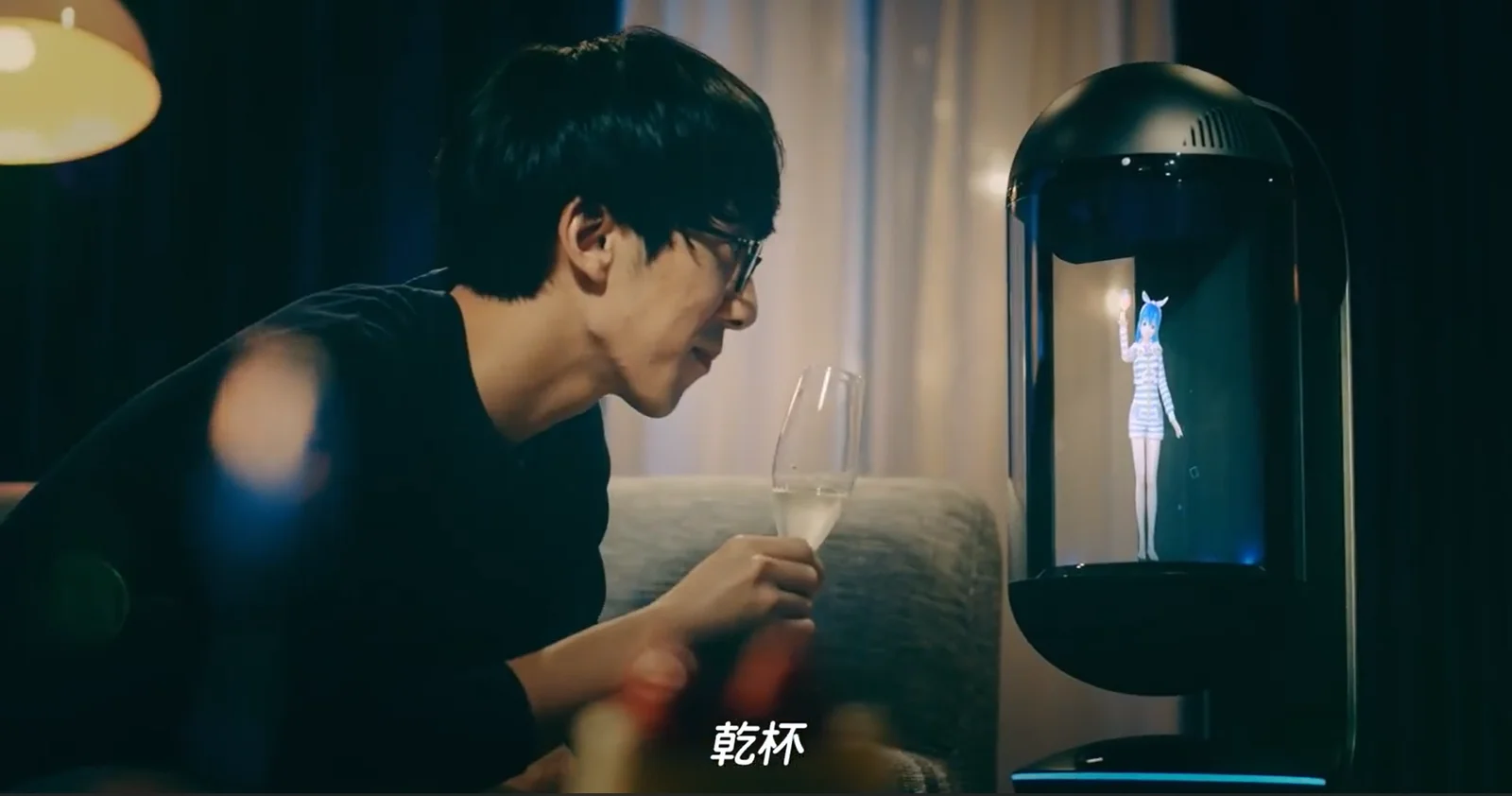 一个人也能体会两个人的温暖，“老婆召唤装置”Gatebox即将发售
