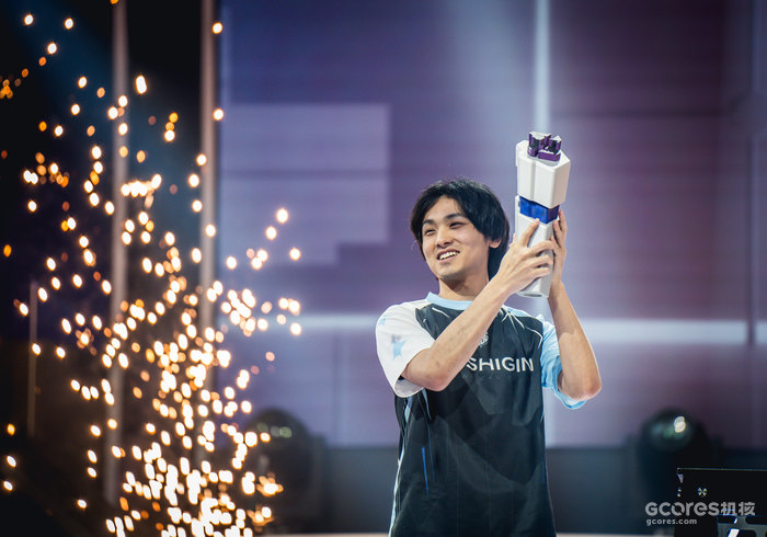 铜墙铁壁!Kakeru斩获Gamers8《街霸6》冠军丨格斗菠萝派#141 铜墙铁壁!Kakeru斩获Gamers8《街霸6》冠军丨格斗菠萝派#141