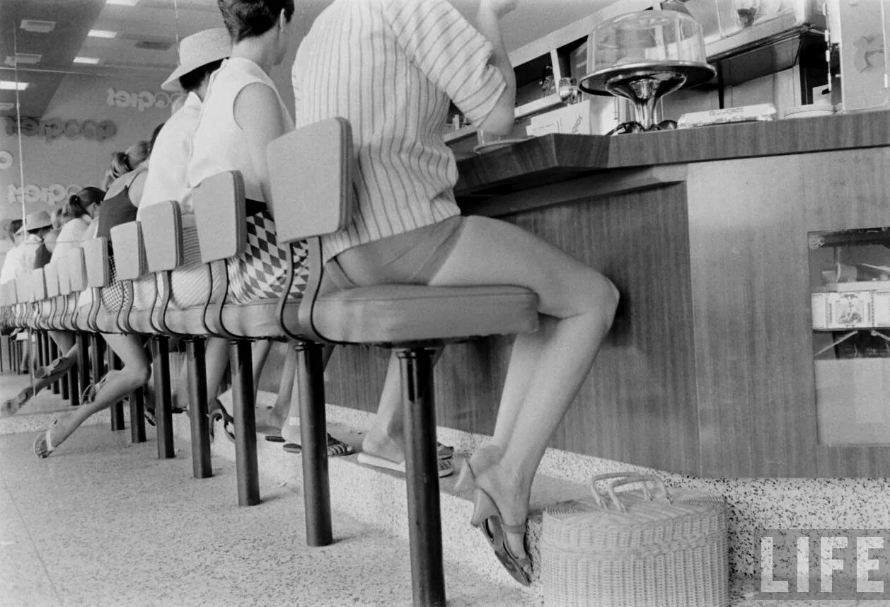 1950年- Googie's咖啡馆只允许穿短裤。照片：艾伦·格兰特，LIFE档案馆