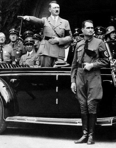 1933年希特勒上台不久就颁布强迫绝育的法律，1934年在莱茵地区对第一次世界大战后法国占领该地区时黑人士兵同德国妇女生的黑白混血儿实施强迫绝育，1935年颁布臭名昭著的纽伦堡种族纯洁法，直至对精神病人和残疾者实施所谓的“安乐死”。