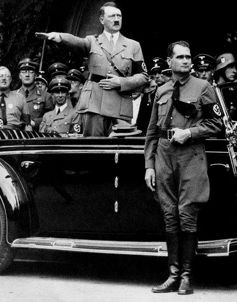 1933年希特勒上台不久就颁布强迫绝育的法律，1934年在莱茵地区对第一次世界大战后法国占领该地区时黑人士兵同德国妇女生的黑白混血儿实施强迫绝育，1935年颁布臭名昭著的纽伦堡种族纯洁法，直至对精神病人和残疾者实施所谓的“安乐死”。