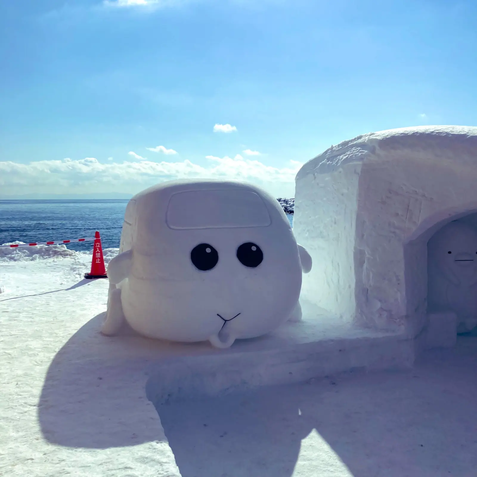 《天竺鼠车车》和《角落生物》亮相北海道釜谷邮局雪像