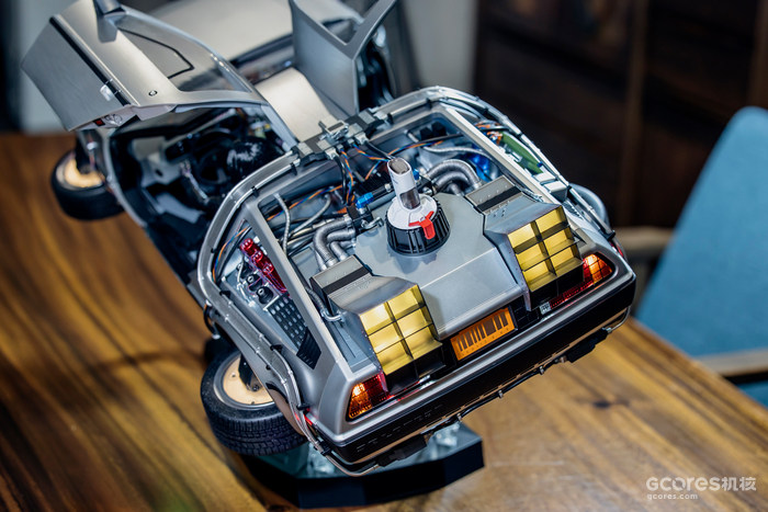 最经典的时光机归来,超大的1:6载具!HotToys《回到未来2》德罗宁时光车 最经典的时光机归来,超大的1:6载具!HotToys《回到未来2》德罗宁时光车