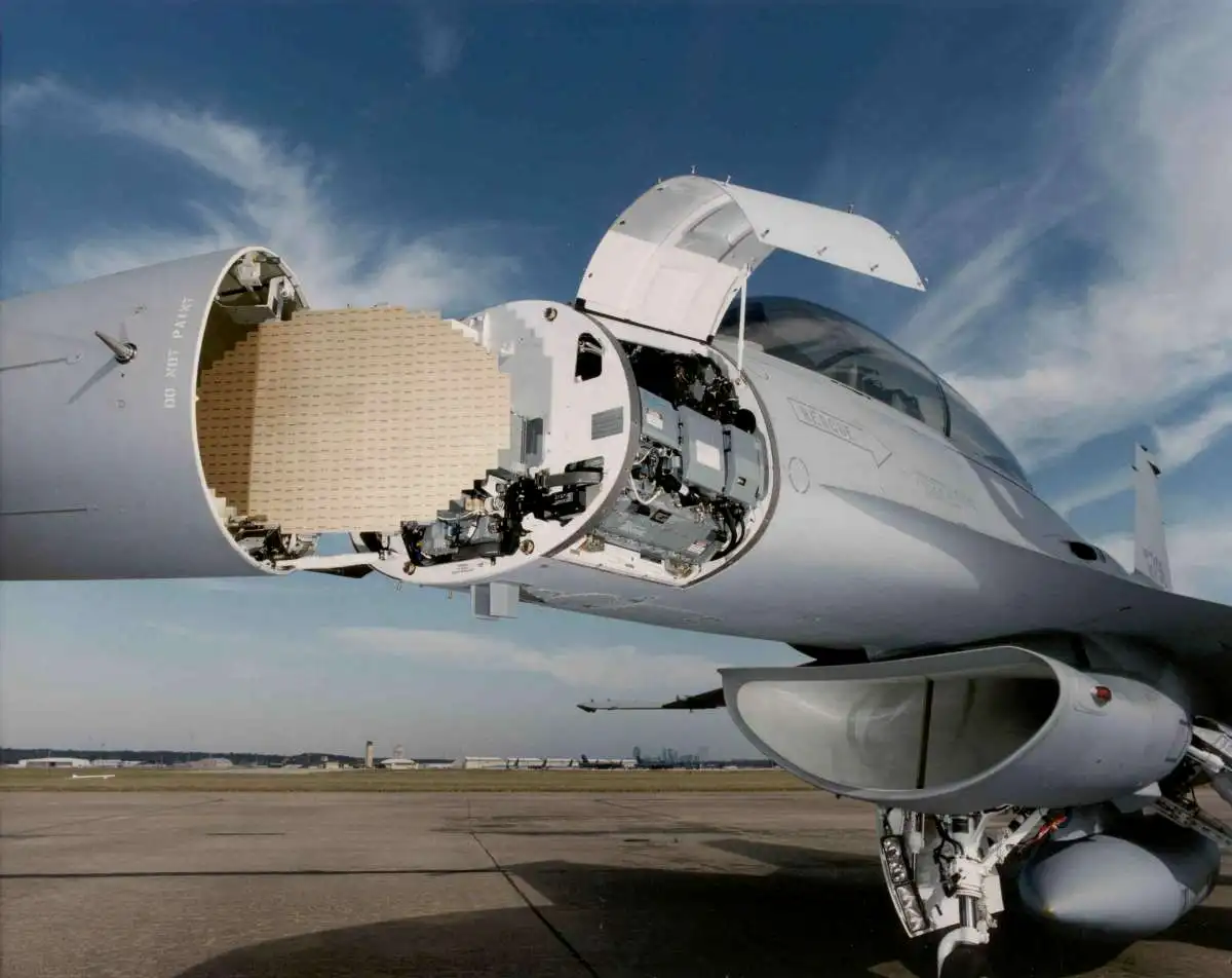 F-16C的APG-68雷达，平板缝隙阵列天线
