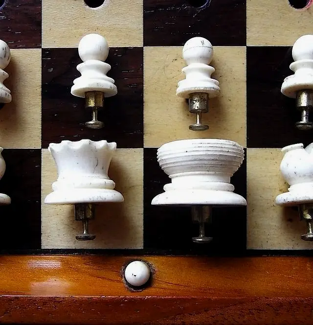 与之相对的，这套更加讲究的棋子采用的铆丁很明显是有所设计。可以脑子里想象一下上下左右晃动的船舱里，有这个设计可以防止猝不及防的腾空让棋子集体跳水。