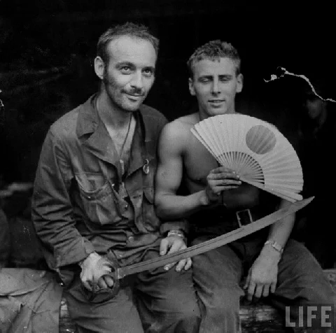 1943年，一名手持从日军那里缴获的克莱旺的陆战队士兵和他的战友，这把剑很幸运逃脱了“毒手”