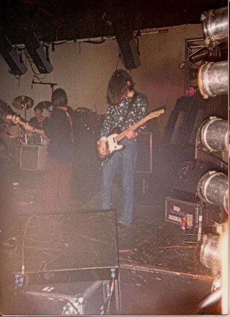 在这张来自1993年的照片中，你可以看到位于左侧的 Mesa Boogie Maverick（Thom 的）Jonny 的那台在右边 Fender Eighty-Five（也是 Jonny 的）的上后方，和照明设备混在一块了。