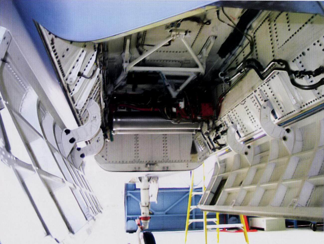 YF-23 PAV-2试飞重点放在高攻角试验。因此武器舱结构高度简化。除了没有扰流片外，武器舱门甚至没有驱动结构与内侧蒙皮。在地面时，武器舱门以人力形式进行开合，飞行时，武器舱门通过V形支架拴在武器舱顶部。