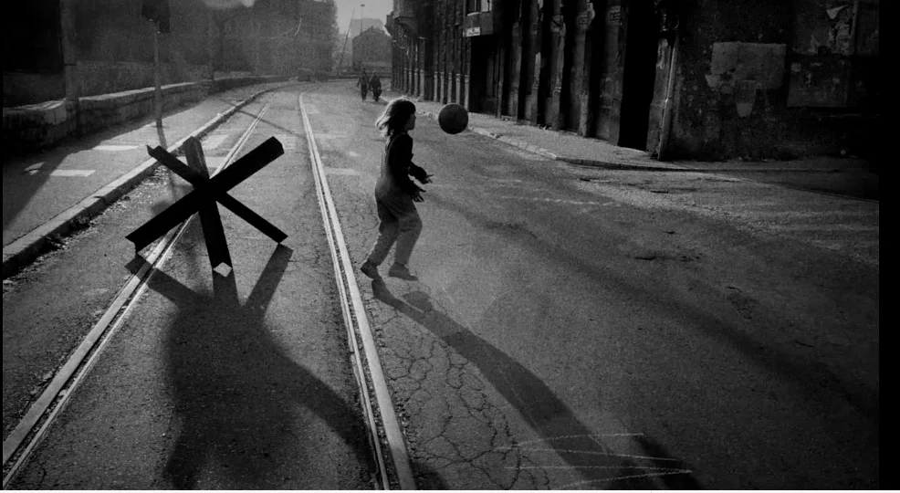 The Siege of Sarajevo - Paul Lowe
