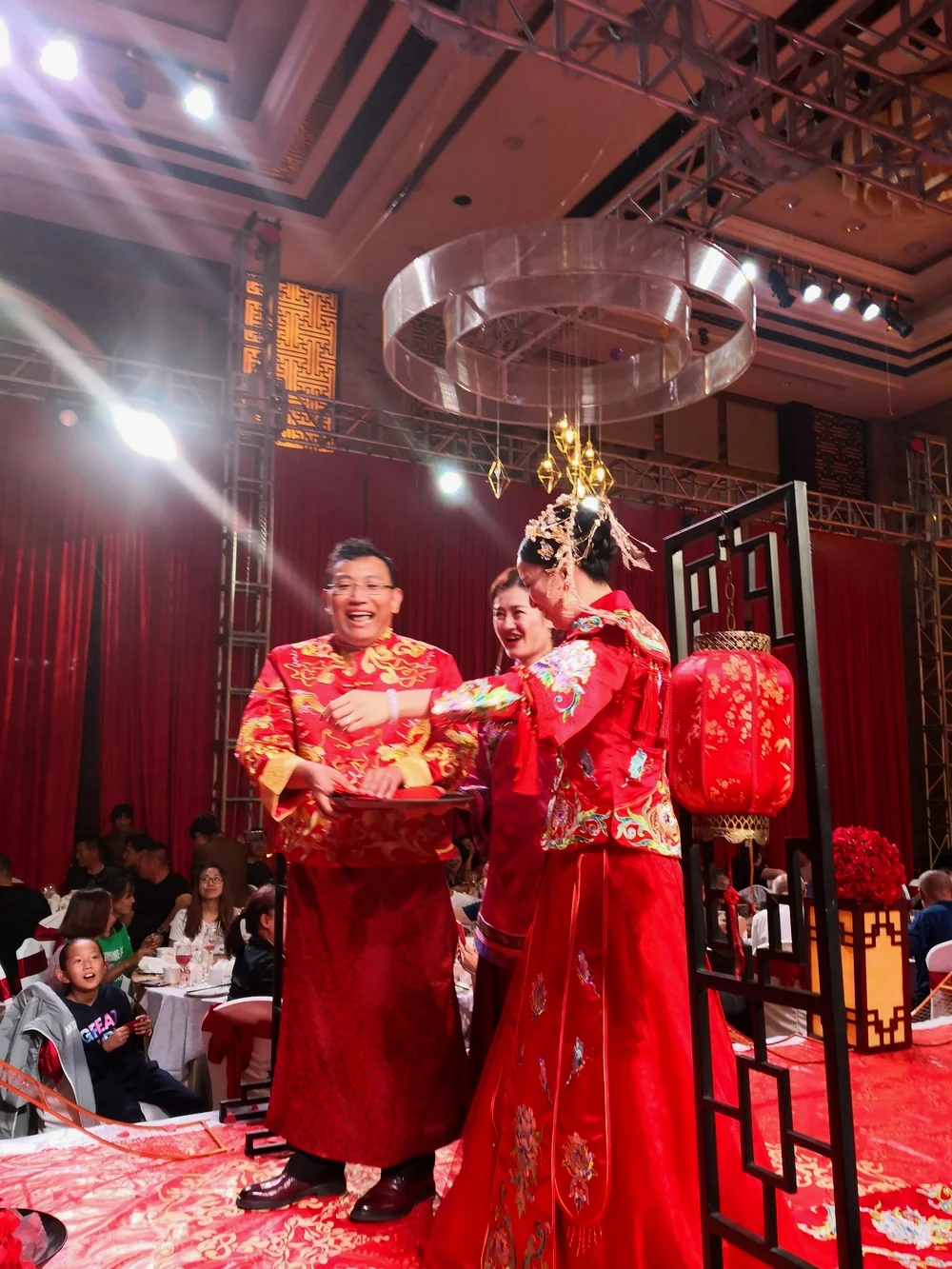 都得沾沾喜气是不是