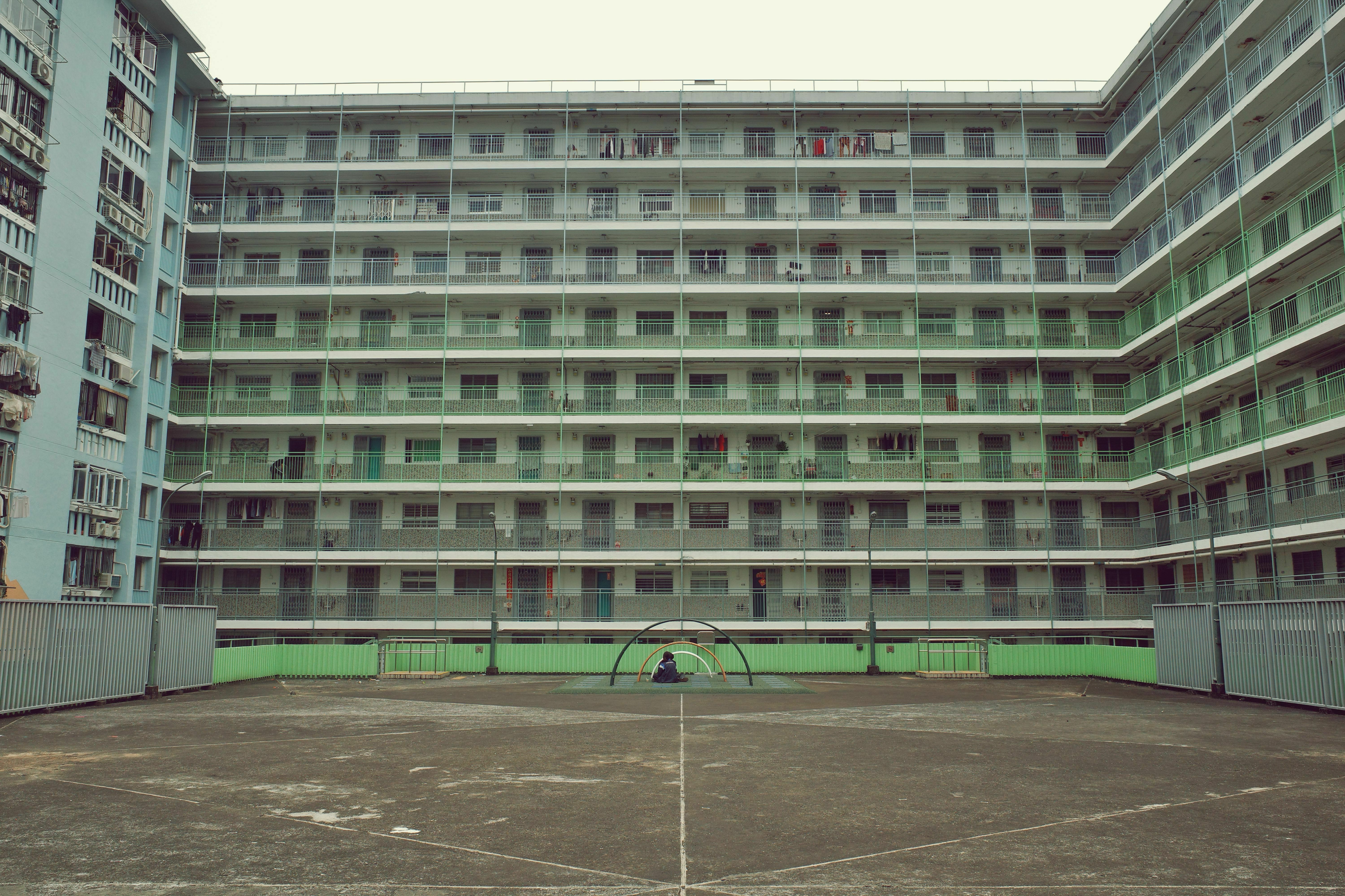 平台上，只有一对中学生情侣安静地坐在游乐设施下，享用着盒饭午餐，整个画面显得几浪漫。时值学校午休放饭，行走途中见不少穿着校服的“Puppy love”学生，较早爱的教育在这里似乎并不被视为禁忌。多数内地父母则视之为洪水猛兽，但你上大学后，便急于祝经验值为零的你谈一场“最后的恋爱”。