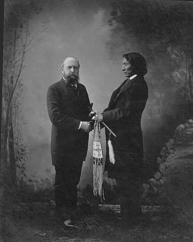 马什和红云1880年在纽黑文拍摄的照片。
