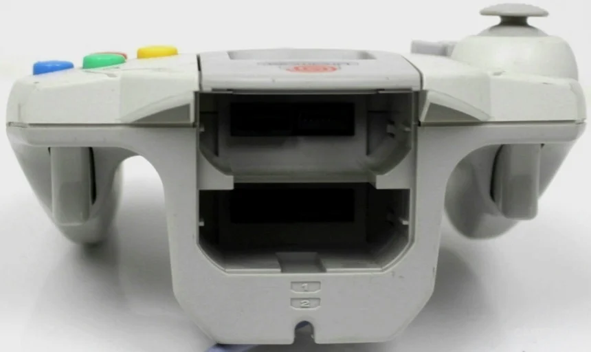 Dreamcast背面两个卡槽可插入世嘉掌机VMU和力量回馈系统Jump Pack