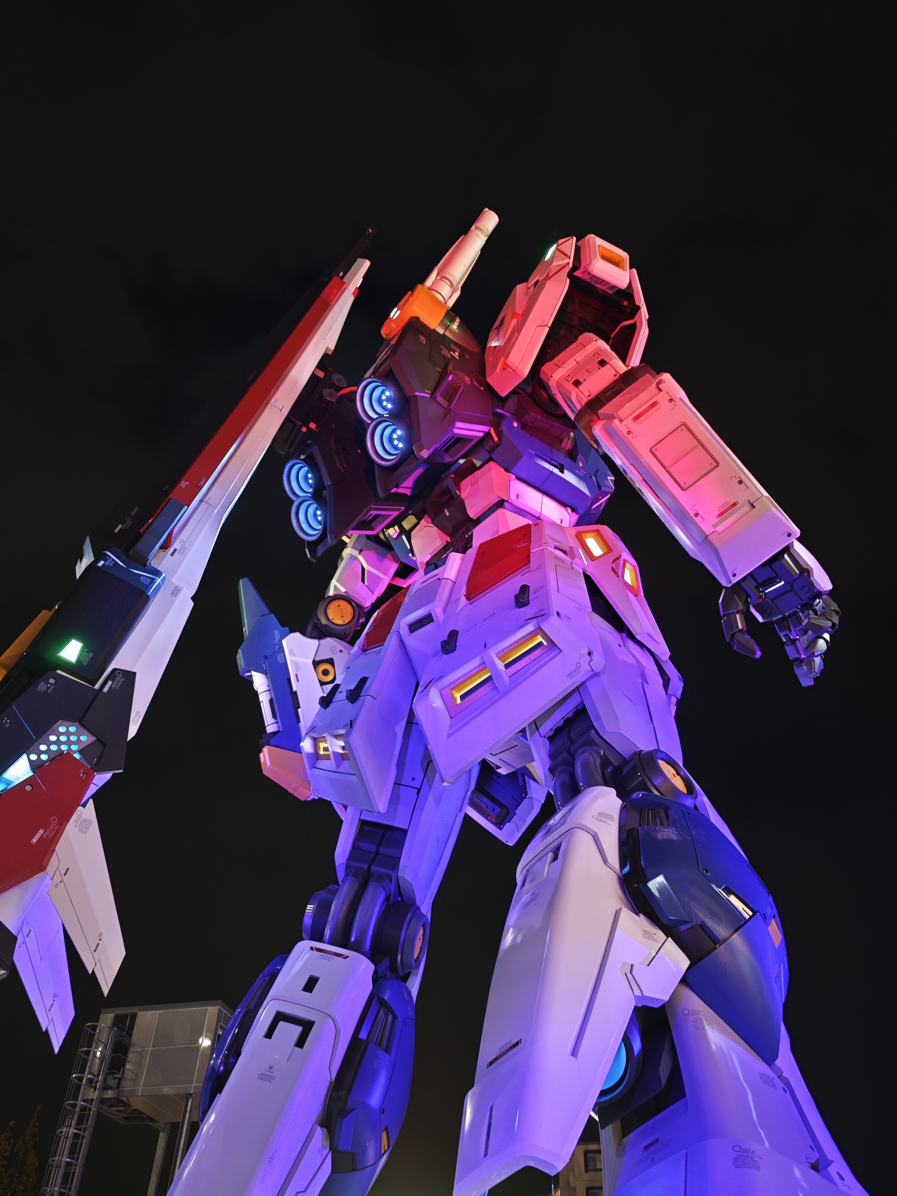 1:1 Nv高达福冈版，本体脱胎于《机动战士高达——夏亚的逆袭》中男主角驾驶的RX-93 Nv高达。它是近年来万代新推出的“骗钱计划”中的一环。