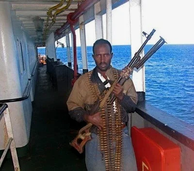 携带自动武器的海盗