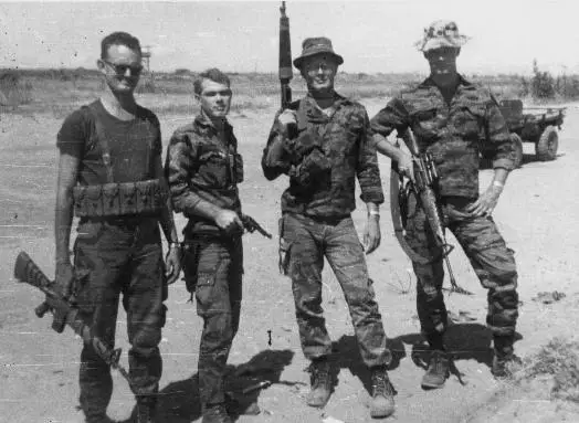 除了56冲胸挂，56半肚兜在越南战场上也有普遍使用，每个口袋的尺寸刚好可以容纳一个20发M16步枪弹匣