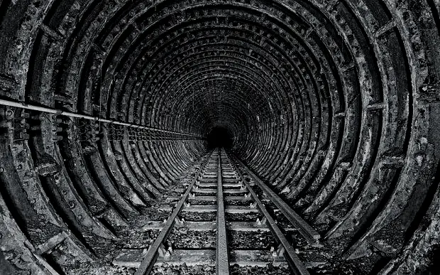地铁隧道的内部